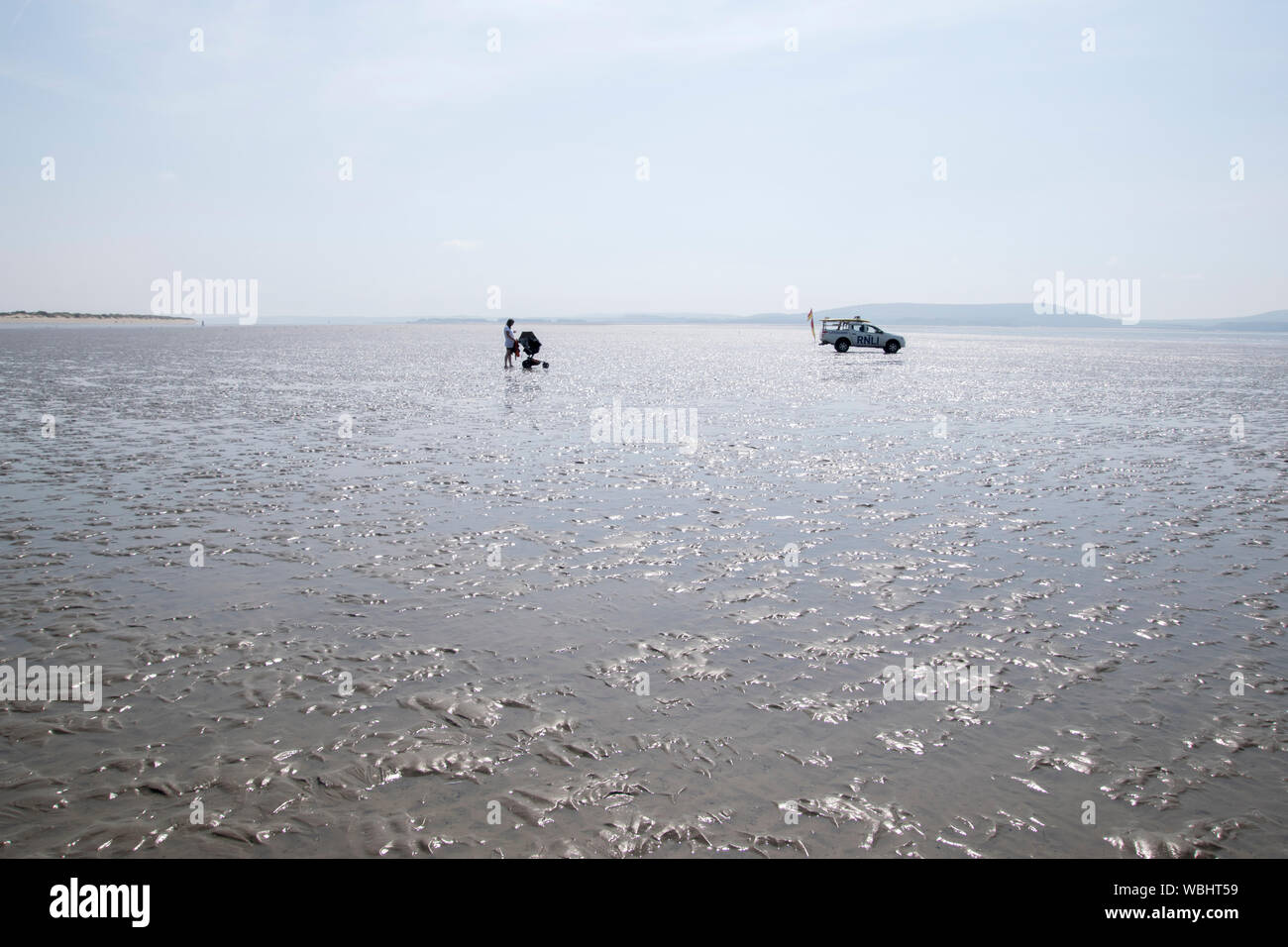 RNLI sur garde à Pembrey Plage, Pays de Galles Banque D'Images