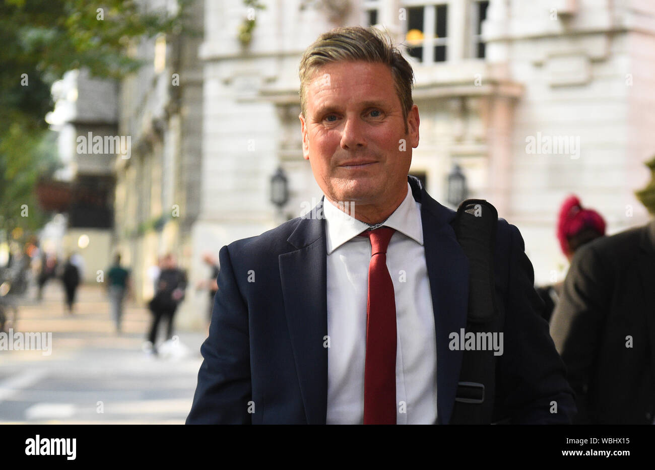 Keir Starmer, Shadow Secrétaire d'État à la sortie de l'Union européenne laissant Millbank, avant de franchir aujourd'hui réunion du parti à la recherche de façons d'arrêter un Brexit pas d'accord. Banque D'Images