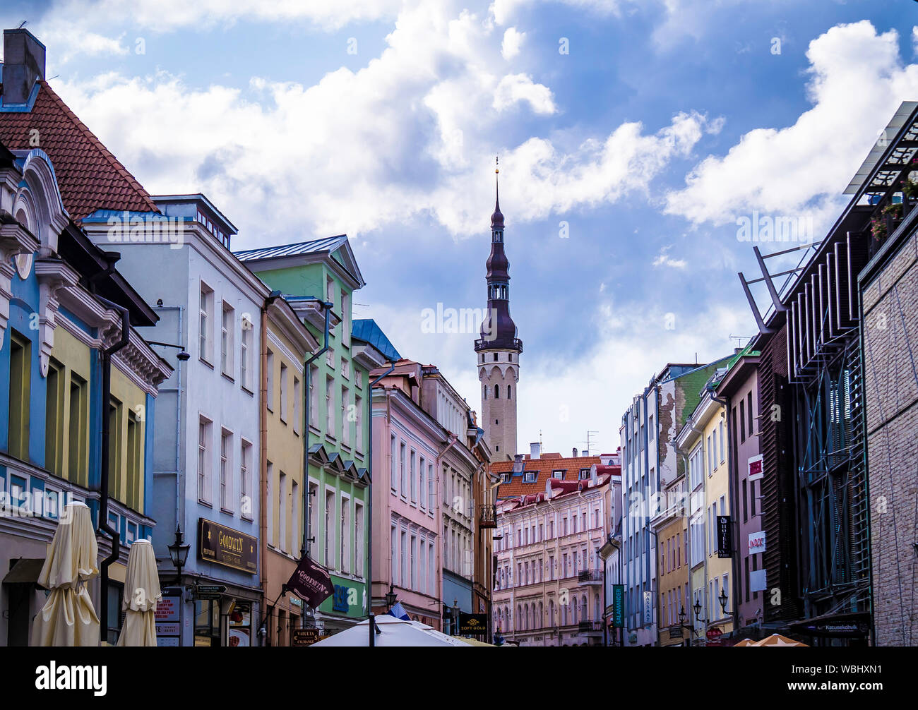 Tallinn, Estonie. Aug 13, 2019 : Belle vue sur la rue de la vieille ville de Tallinn Banque D'Images