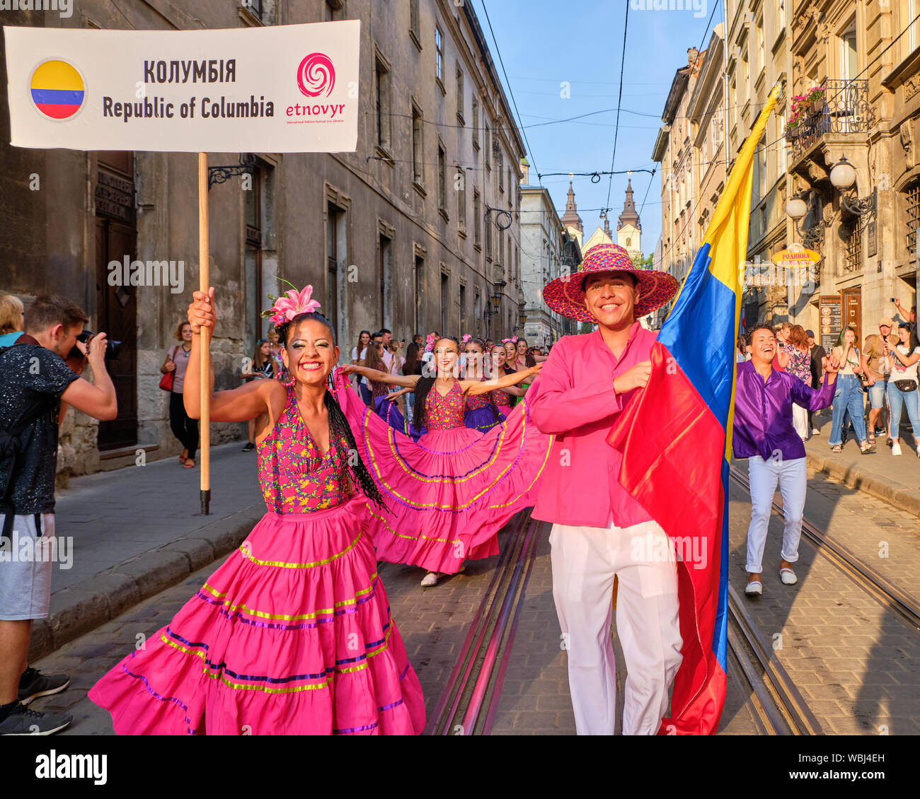 Responsable du groupe de folklore colombien par pavillon et porteur de bannière dans les rues de marche lors de la fermeture du Festival Parade Etnovyr en rue de Lviv. L'Ukraine Banque D'Images