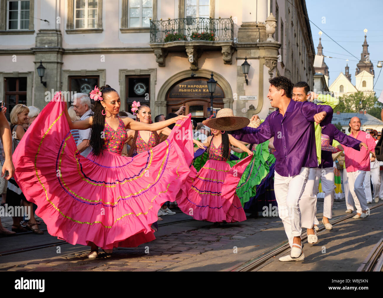 Groupe folklorique colombienne danser dans les rues de la joie de foule lors de la parade de clôture du Festival à Etnovyr rue de Lviv, Ukraine Banque D'Images