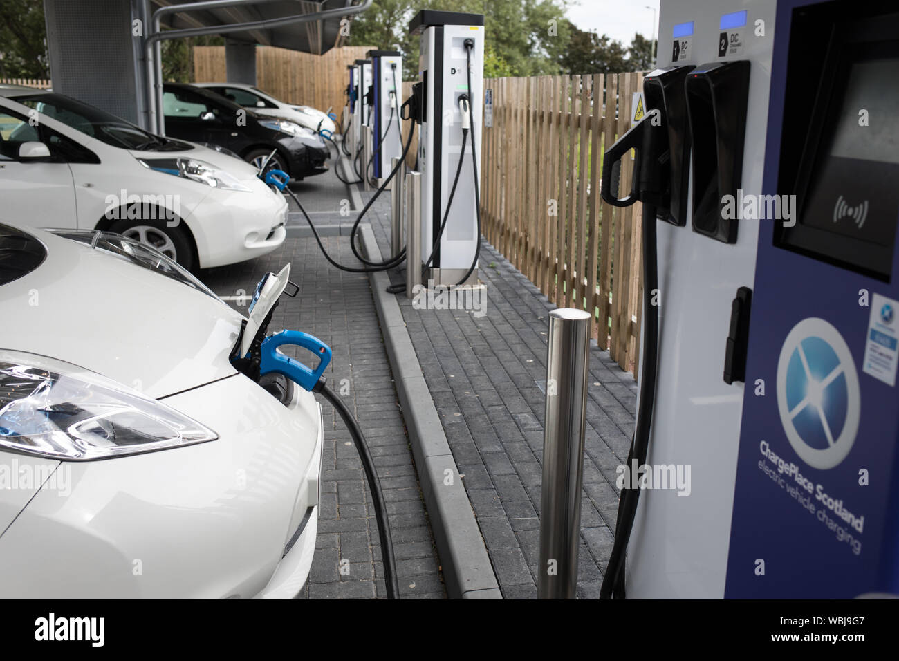 Véhicule électrique de charge des taxis à la station de charge électrique de Princes Street, l'une des trois stations de ce genre dans la ville, à Dundee, en Écosse, le 14 août 2019. Banque D'Images