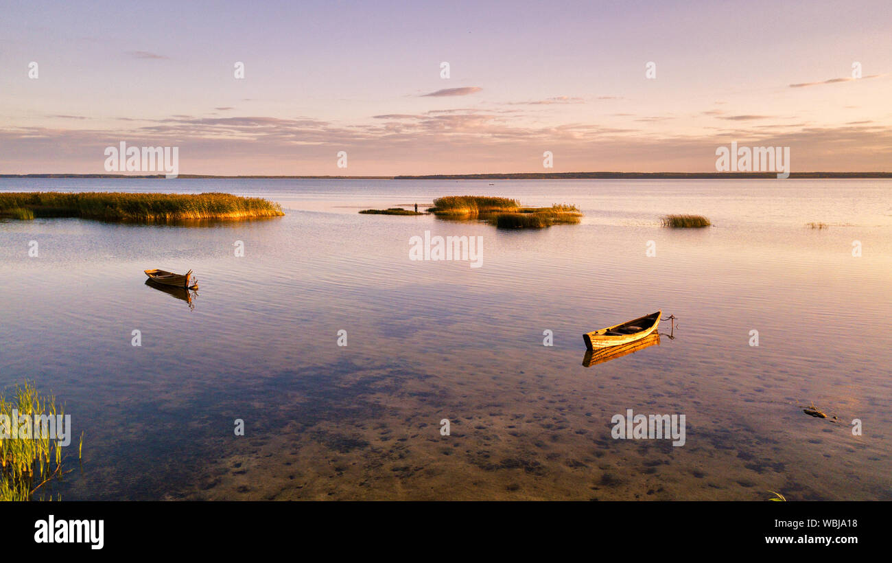 Décor de voiliers sur le lac de Dryvyaty sur une journée ensoleillée, coucher de la lumière. Une vue pittoresque de point d'embarquement sur l'eau shoal Banque D'Images