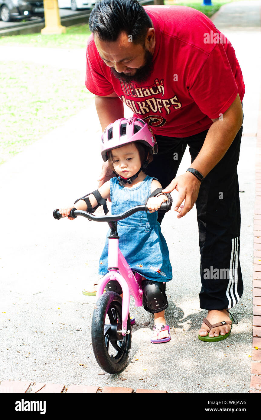 Jeune Pere De Passer Du Temps Avec Mignon Asian 2 Ans Bebe Fille Enfant Pere Et Enfant S Amusant Avec Balance Bike Velo De Course Sur La Nature Papa Te Photo Stock Jeune Pere De Passer Du Temps Avec Mignon Asian 2 Ans Bebe Fille Enfant Pere Et Enfant S Amusant Avec Balance Bike Velo De Course Sur La Nature Papa Te Photo Stock