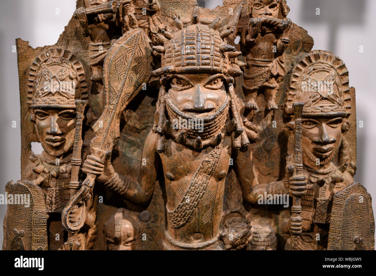 Londres. L'Angleterre. Les bronzes du Bénin sur l'affichage au British Museum, plaques de laiton à partir de la cour royale palais du royaume de Bénin, 16-17ème siècle. Banque D'Images