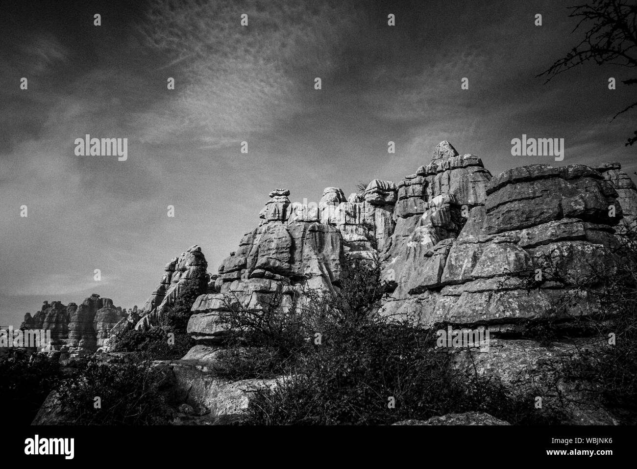 Une étonnante collection de roches érodées en noir et blanc trouvé à Torcal de Antequera, Espagne Banque D'Images