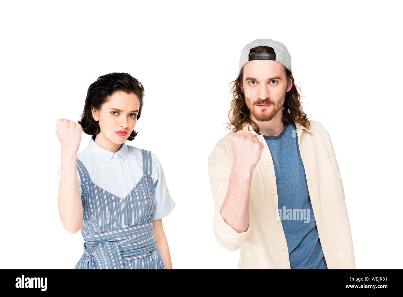 Jeune homme et jeune fille sérieusement et en montrant les poings at camera isolated on white Banque D'Images