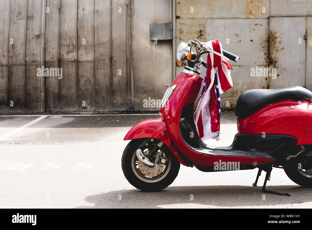 Scooter rouge avec le drapeau américain sur la poignée Banque D'Images