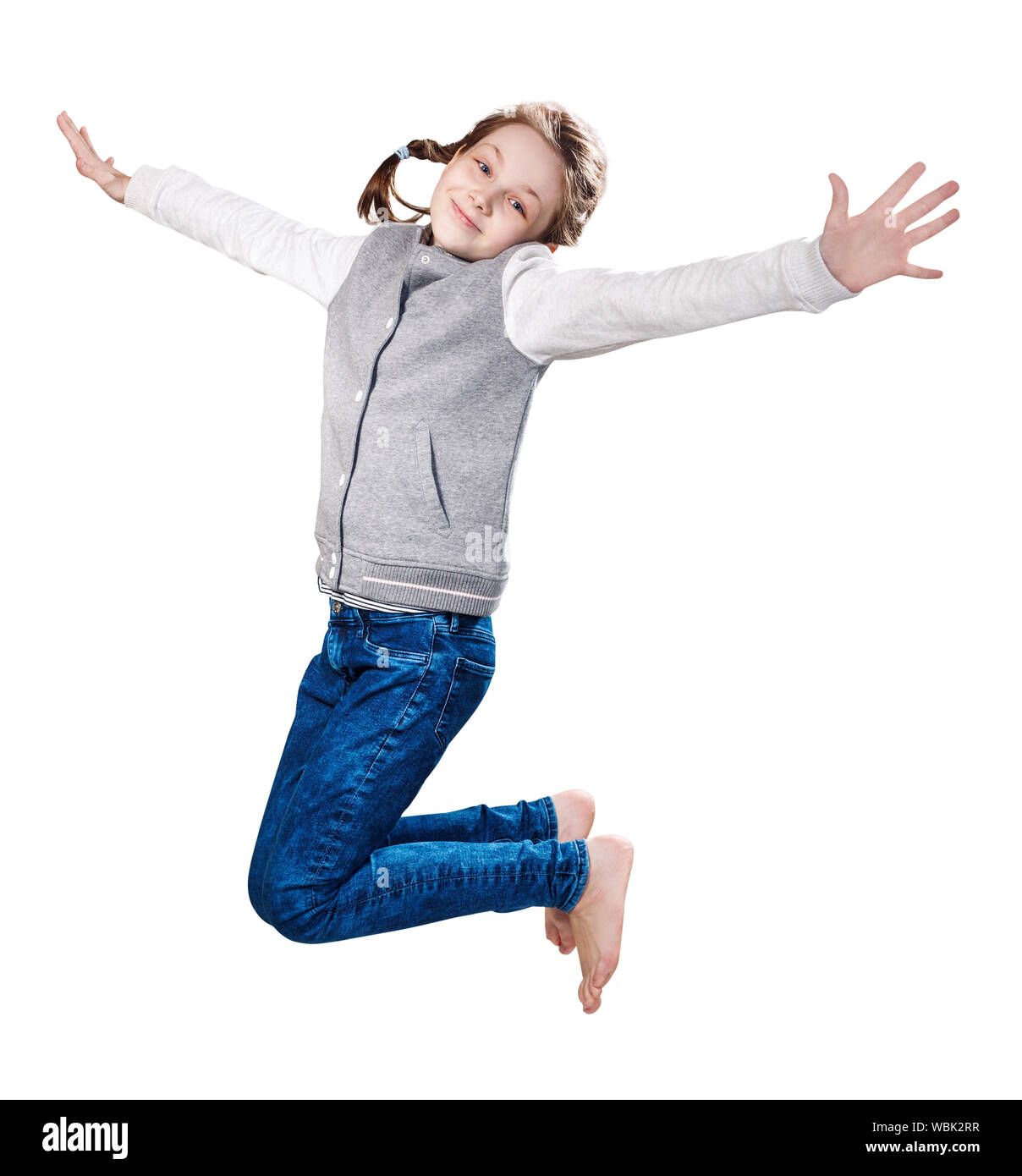 Cute smiling little girl sauter de haut. Isolé sur blanc. bckground Banque D'Images
