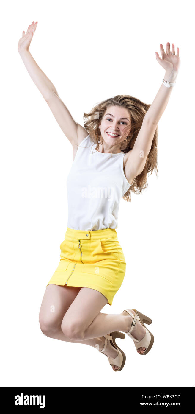 Happy young woman en jupe jaune saute. Isolé sur fond blanc. Banque D'Images