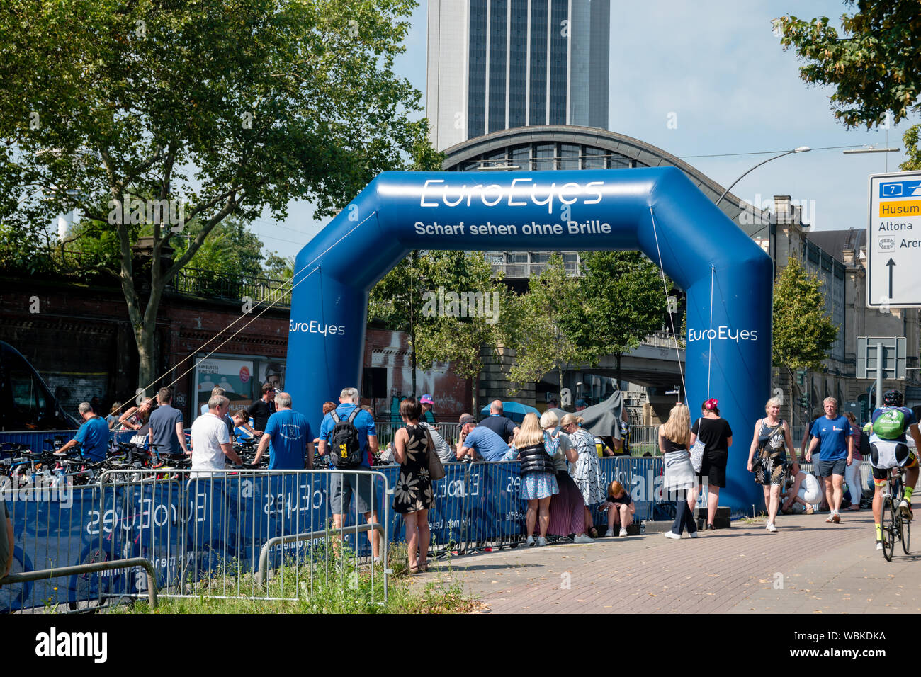 A partir / Ligne d'arrivée à la compétition de vélo 2019 Euroeyes Cyclassics à Hambourg, Allemagne Banque D'Images