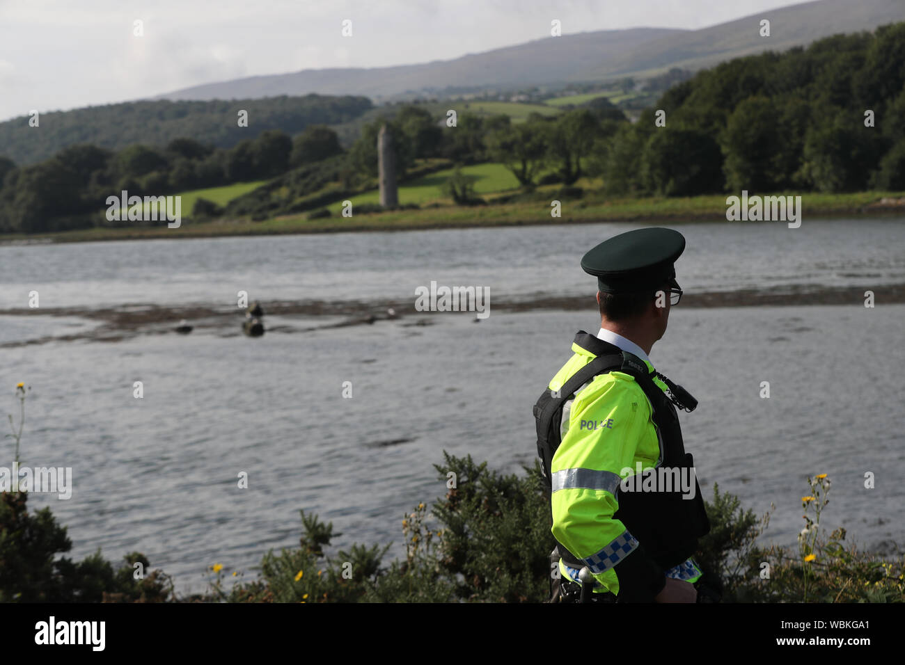 Un agent de police donne sur l'eau étroit près de l'endroit où l'bombingg ont eu lieu il y a 40 ans. Un service de prière confessionnelle s'est tenue à l'eau étroit près de London en coopération jusqu'à marquer le 40e anniversaire de la mort de 18 soldats le 27 août 1979. Banque D'Images