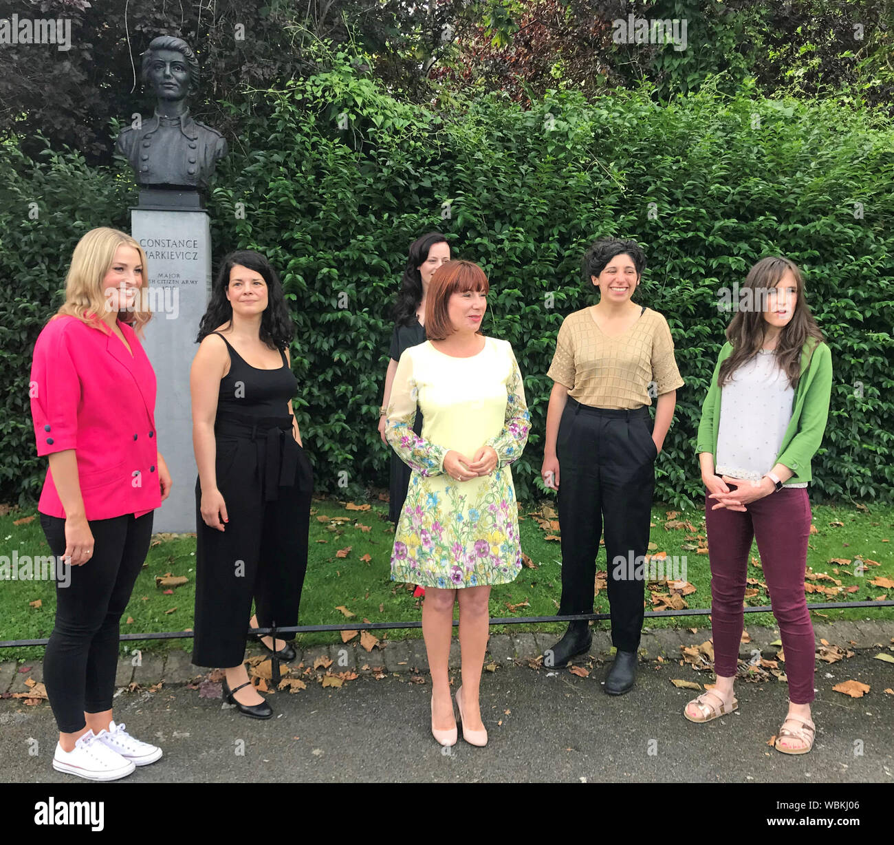 Ministre de la Culture, du patrimoine et du Gaeltacht Josepha Madigan (au centre), à l'annonce d'un nouveau prix pour honorer la mémoire de Constance Markievicz au soutien des arts, à St Stephen's Green Park au buste de pierre calcaire de Constance Markievicz à Dublin, Irlande. Banque D'Images