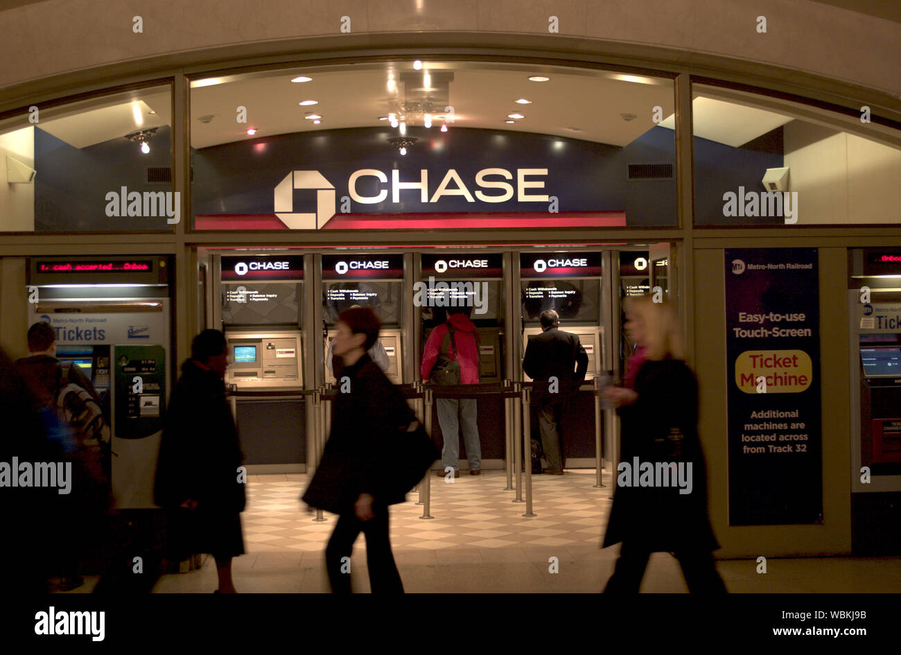 Tôt le matin, les navetteurs utilisent un système de direction de la Chase Bank à Grand Central Station à New York. Banque D'Images