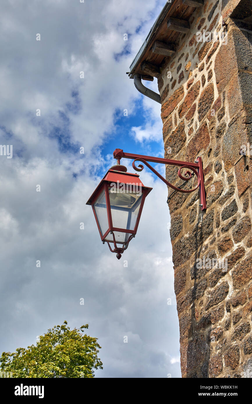Image de gaz retro lampe rue pendaison de mur de pierre, Hede, Bretagne France Banque D'Images