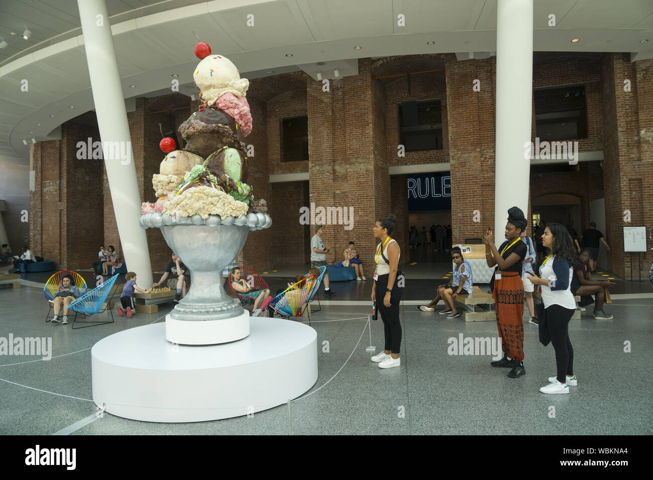 La crème glacée surdimensionnés dimanche par Jen Catron et Paul Outlaw au Brooklyn Museum,. Banque D'Images