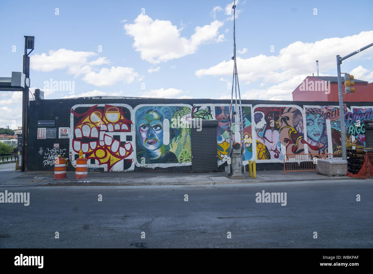 Peintures sur un site de construction sur la 9e rue dans le quartier de Gowanus Brooklyn, New York. Banque D'Images