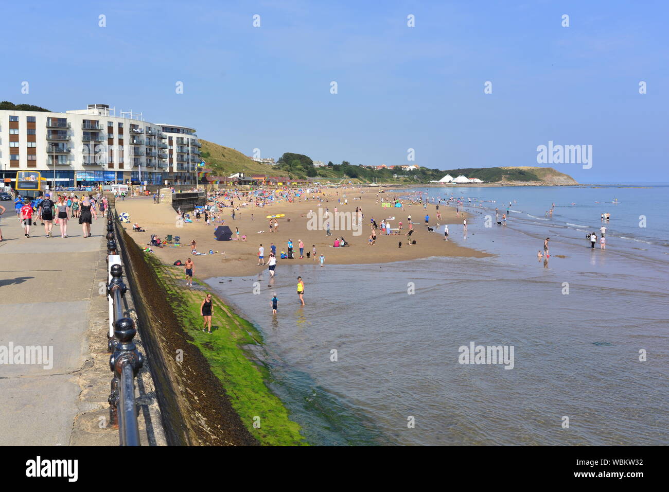 Chaud et ensoleillé fin de l'été vague de chaleur après un week-end record de vacances en banque, North Bay Scarborough, North Yorkshire, Royaume-Uni, 27 août 2019 Banque D'Images