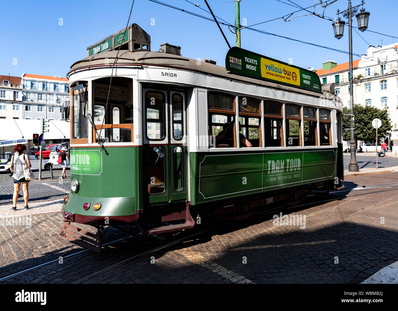 Les touristes en visite dans l'un des trams vintage Lisbons, Lisbonne, Portugal. Banque D'Images