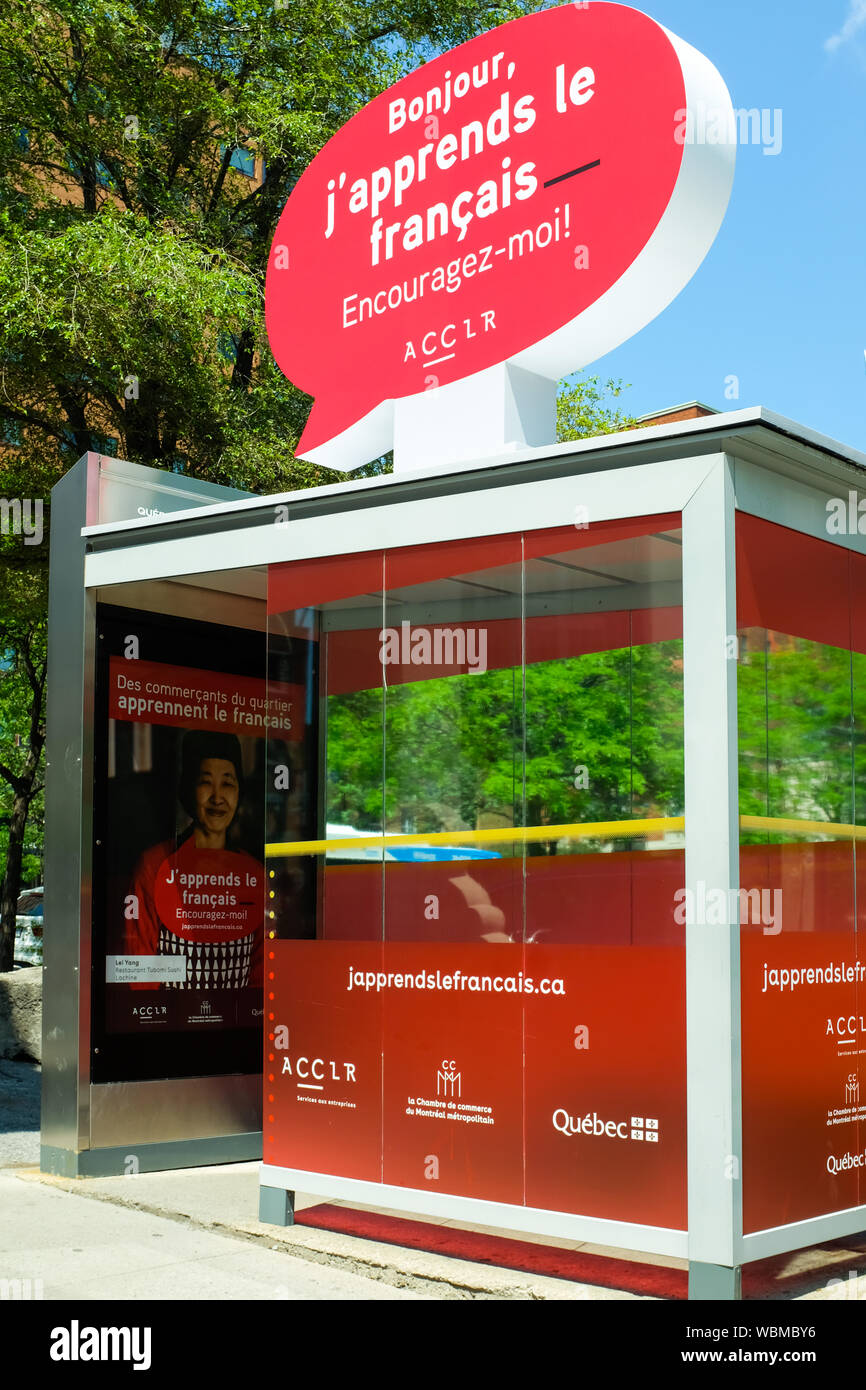 Signe sur un arrêt de bus d'encourager les gens à interagir dans la langue française avec des immigrants au Québec, Montréal Quartier chinois Banque D'Images