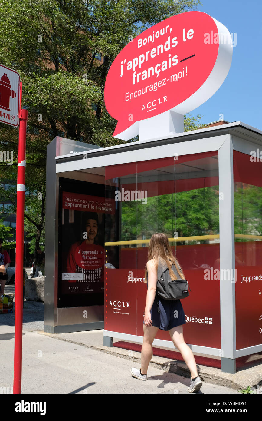 En face de marche des piétons signe encourageant les gens à interagir dans la langue française avec des immigrants au Québec, Montréal Quartier chinois Banque D'Images