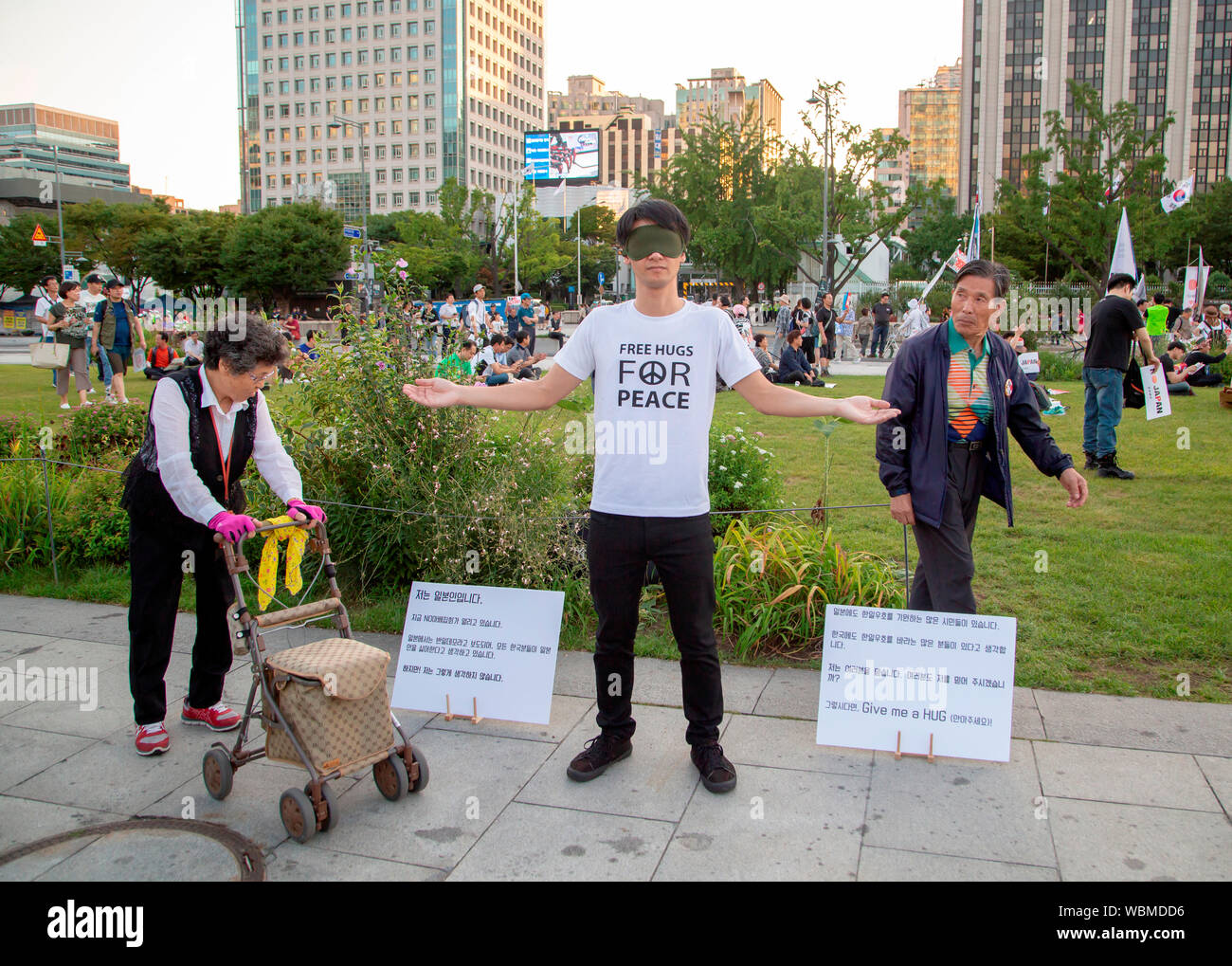 Koichi Kuwabara, 24 août 2019 : en japonais Koichi Kuwabara (C) attend de donner gratuitement des câlins à Sud-coréens dans ses espoirs de relations amicales entre les japonais et sud-coréens à la place Gwanghwamun, un lieu où un rassemblement pour dénoncer le premier ministre japonais Shinzo Abe et son régime s'est tenue à Séoul, Corée du Sud. Des centaines de personnes ont assisté à la manifestation. Corée du sud de la sécurité générale d'informations militaires (GSOMIA) avec le Japon vient à échéance le 23 novembre 2019 que Séoul a décidé le 23 août de ne pas prolonger GSOMIA au milieu d'un échange de bec avec le Japon. (Photo de Lee Jae-Won/AF Banque D'Images