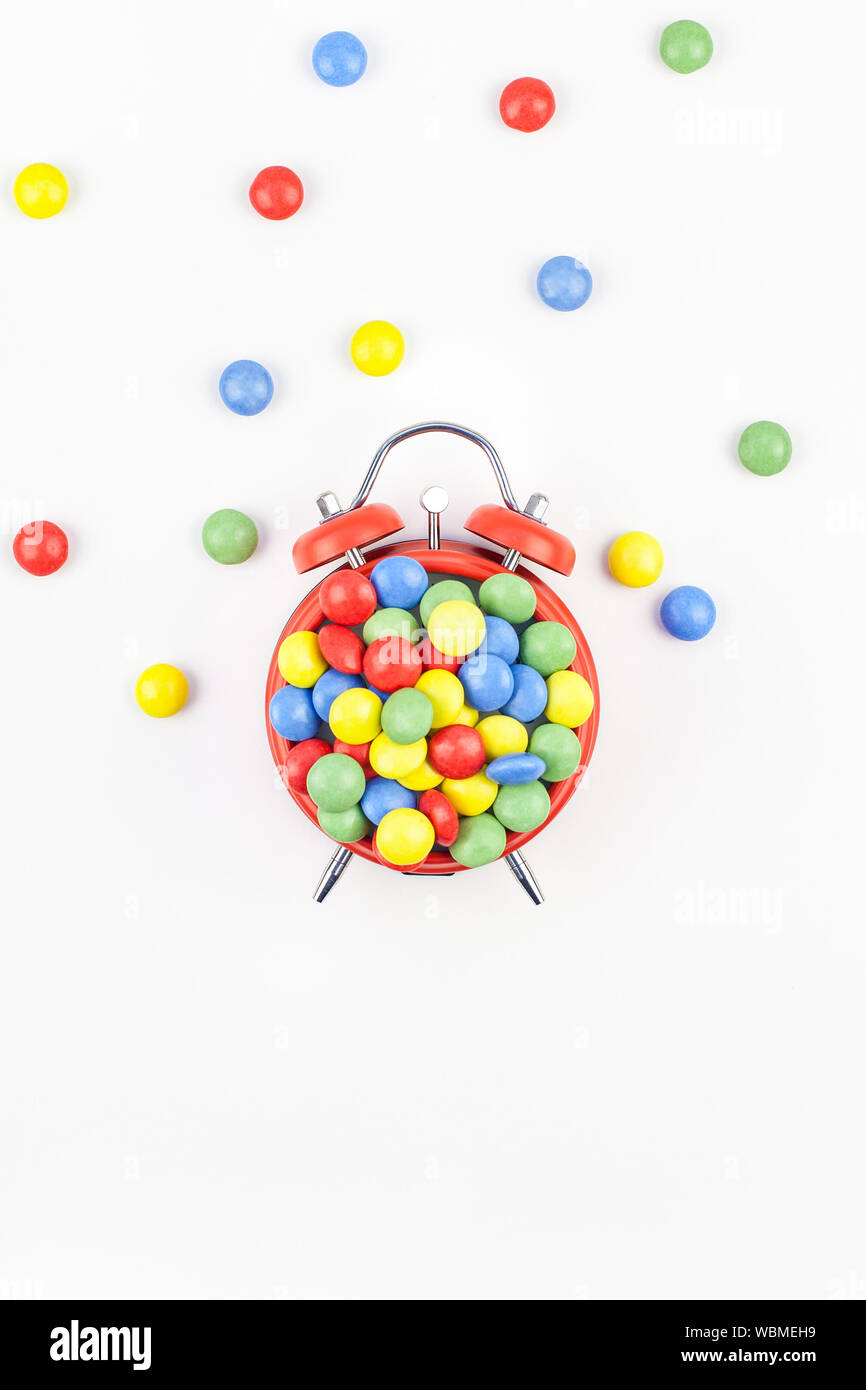 Modele De Carte D Invitation De Fete D Anniversaire Reveil Rouge Avec Des Bonbons Multicolores Sur Fond Blanc Vue De Dessus Conceptuel Creatif Television Jeter Compositio Photo Stock Alamy