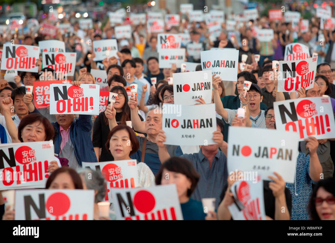 Les gouvernement rally, le 24 août 2019 : les gens assistent à un rassemblement pour dénoncer le premier ministre japonais Shinzo Abe et son régime à Séoul, Corée du Sud. Des centaines de personnes ont assisté à la manifestation. Lire les signes,'Pas Abe !' (L et R) et bien "Non Liberté Corée : Parti Pirate Japonais Raiders qui sont en provenance du Japon et domicilié en Corée". Jahan est synonyme de Corée du Sud de la principale opposition Liberté Corée partie connue). Credit : Lee Jae-Won/AFLO/Alamy Live News Banque D'Images