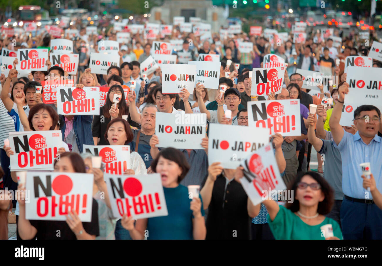 Les gouvernement rally, le 24 août 2019 : les gens assistent à un rassemblement pour dénoncer le premier ministre japonais Shinzo Abe et son régime à Séoul, Corée du Sud. Des centaines de personnes ont assisté à la manifestation. Lire les signes,'Pas Abe !' et 'Pas de liberté Corée : Parti Pirate Japonais Raiders qui sont en provenance du Japon et domicilié en Corée" (C). Jahan est synonyme de Corée du Sud de la principale opposition Liberté Corée partie connue). (Photo de Lee Jae-Won/AFLO) (CORÉE DU SUD) Banque D'Images