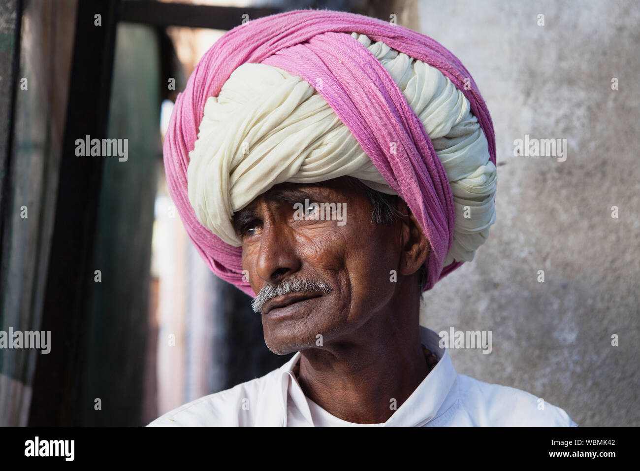 L'Inde, Rajasthan, Kekri, Portrait d'un homme tribal Rajasthani. Banque D'Images