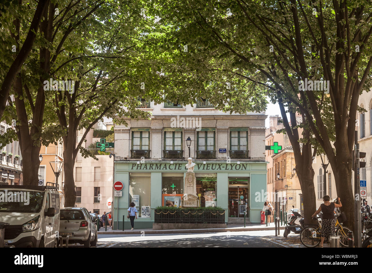 LYON, FRANCE - 19 juillet 2019 : Avenue MTB-Scott street avec une statue dédiée à Laurent Mourguet, le créateur de Guignol Theatre dans le Vieux Lyon (Vieux Banque D'Images