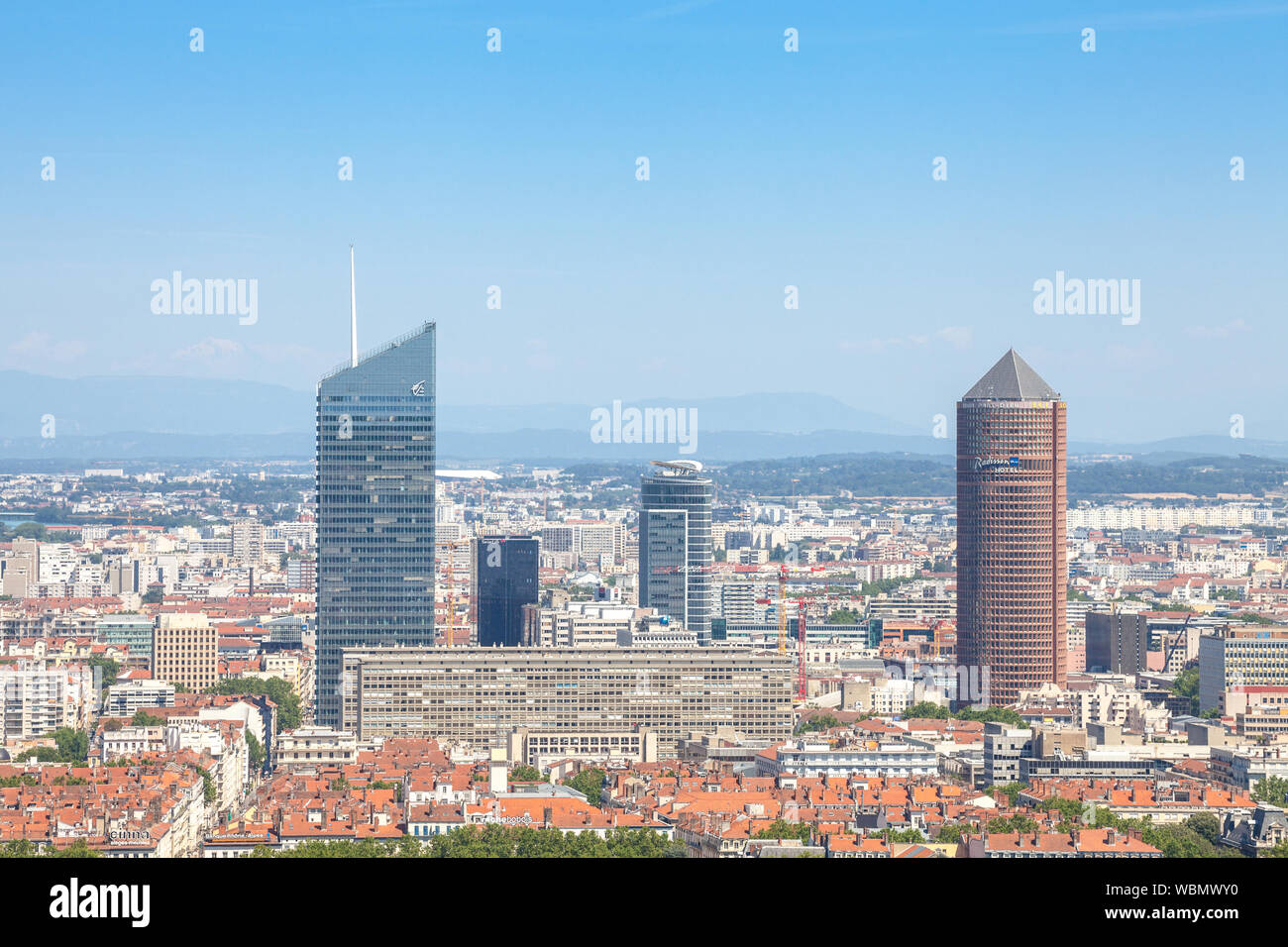 LYON, FRANCE - 19 juillet 2019 : vue panoramique de Lyon avec l'horizon de Lyon gratte-ciel en arrière-plan visible avec les tours principales de tour en Banque D'Images