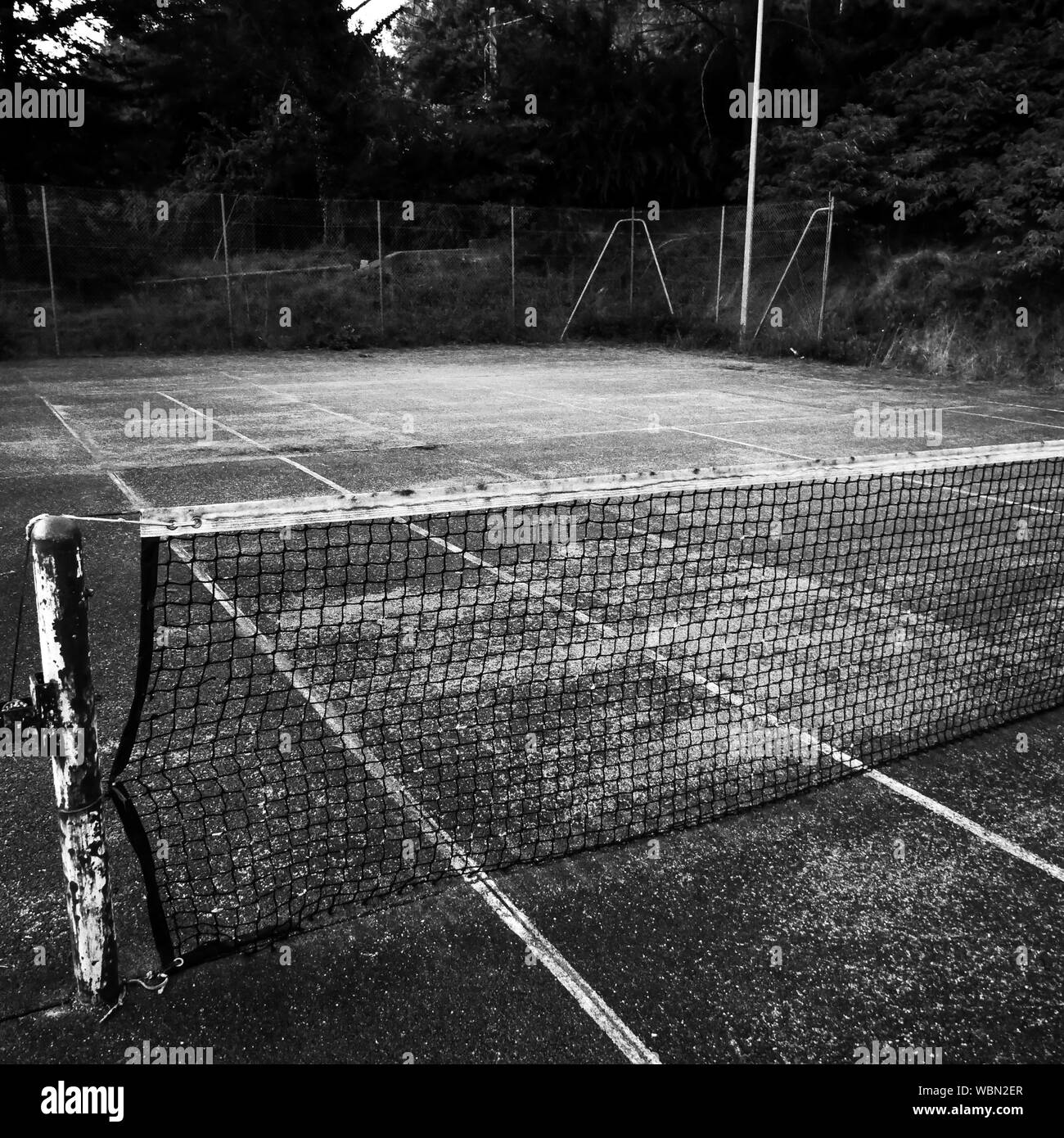 Abandonné tennis club, district d'Alès, Gard, France Photo Stock - Alamy