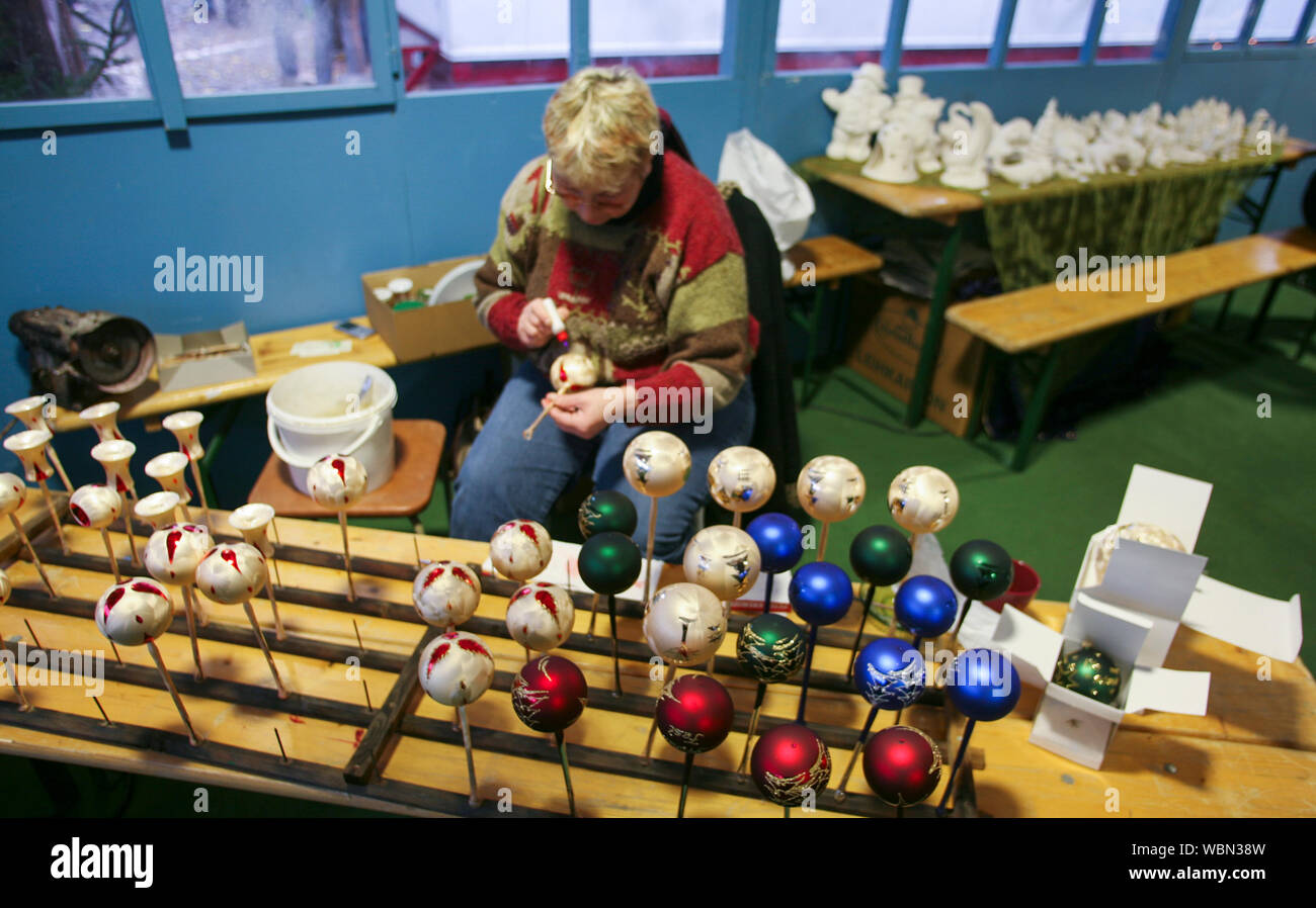 Foire de Noël LÜBECK ALLEMAGNE femme peint des balles pour les décorations de Noël Banque D'Images