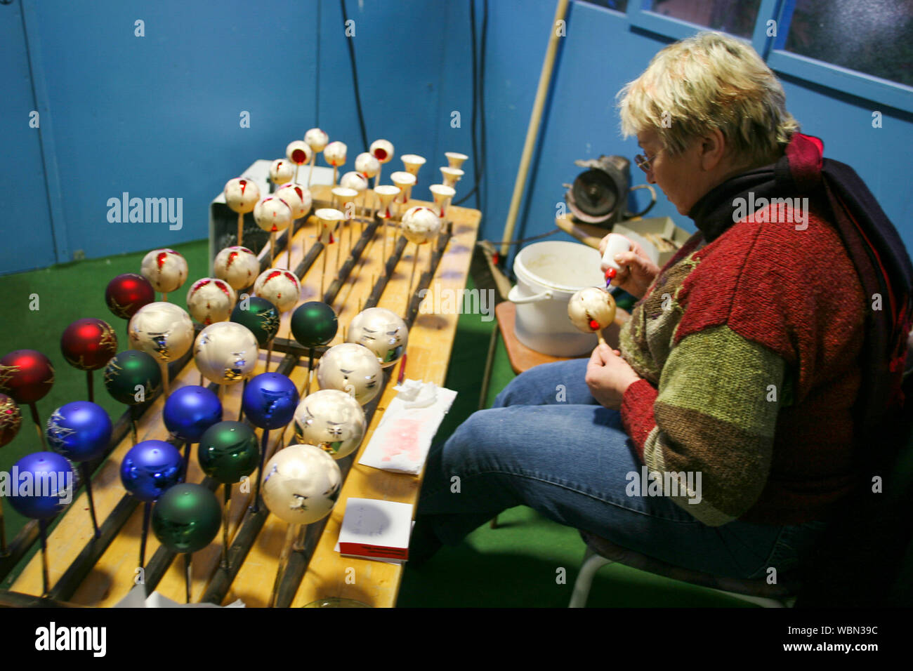 Foire de Noël LÜBECK ALLEMAGNE femme peint des balles pour les décorations de Noël Banque D'Images
