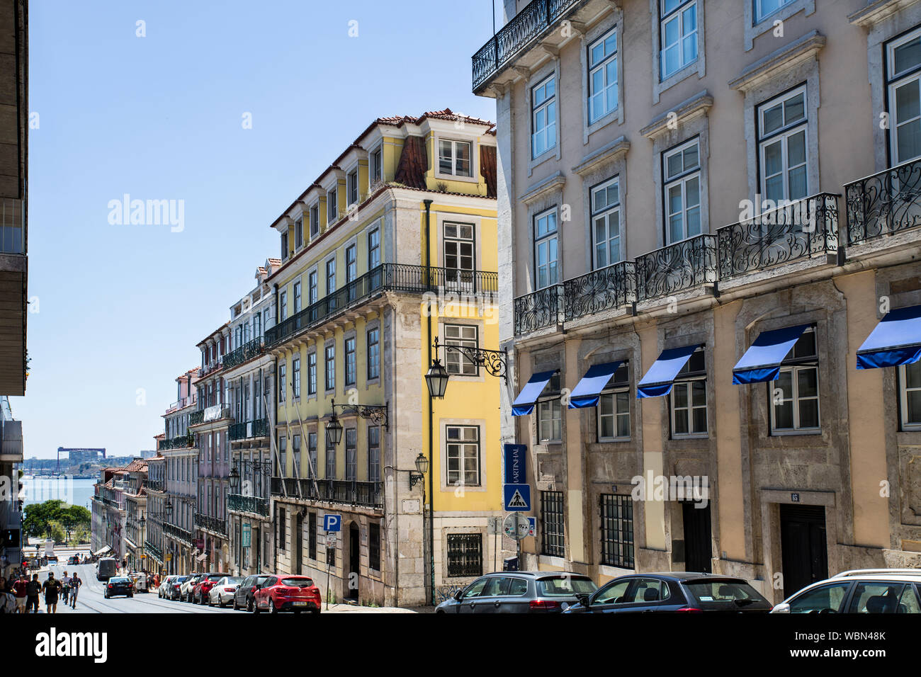 Vue de la rue Alecrim dans les vieux quartiers de Lisbonne, Portugal, reliant la partie haute de la vieille ville avec la zone le long de la rivière Tagus. Banque D'Images