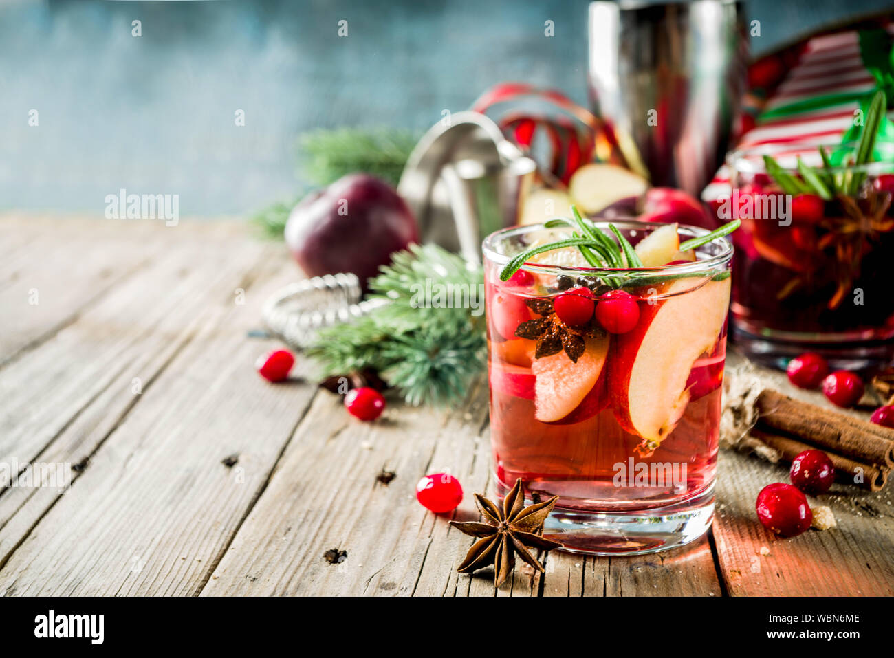 Sangria cocktail chaud d'hiver avec des pommes rouges, du vin, de canneberge, de romarin et d'épices, noël background copy space Banque D'Images