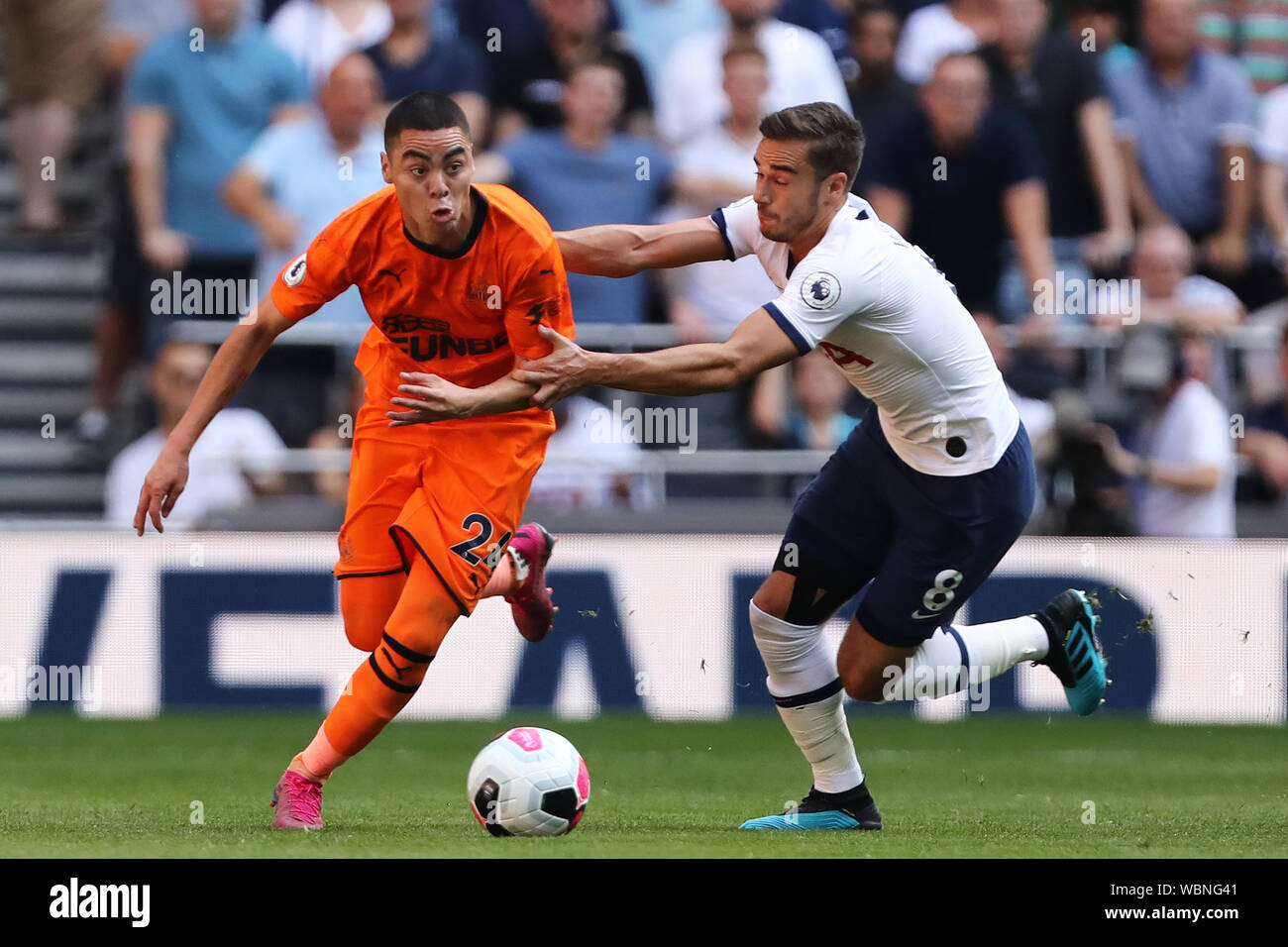 Miguel Almiron de Newcastle United bat de clins d'Harry - Tottenham Hotspur Tottenham Hotspur v Newcastle United, Premier League, Tottenham Hotspur Stadium, Londres (Royaume-Uni), Tottenham - 25 août 2019 Editorial N'utilisez que des restrictions s'appliquent - DataCo Banque D'Images