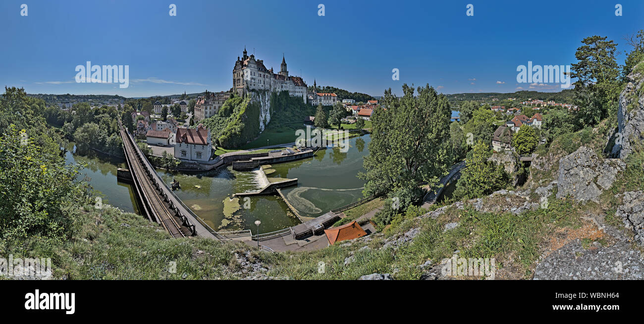 Le château Schloss Sigmaringen dans la haute vallée du Danube (Oberes Donautal) à l'extrémité sud du Jura souabe Banque D'Images