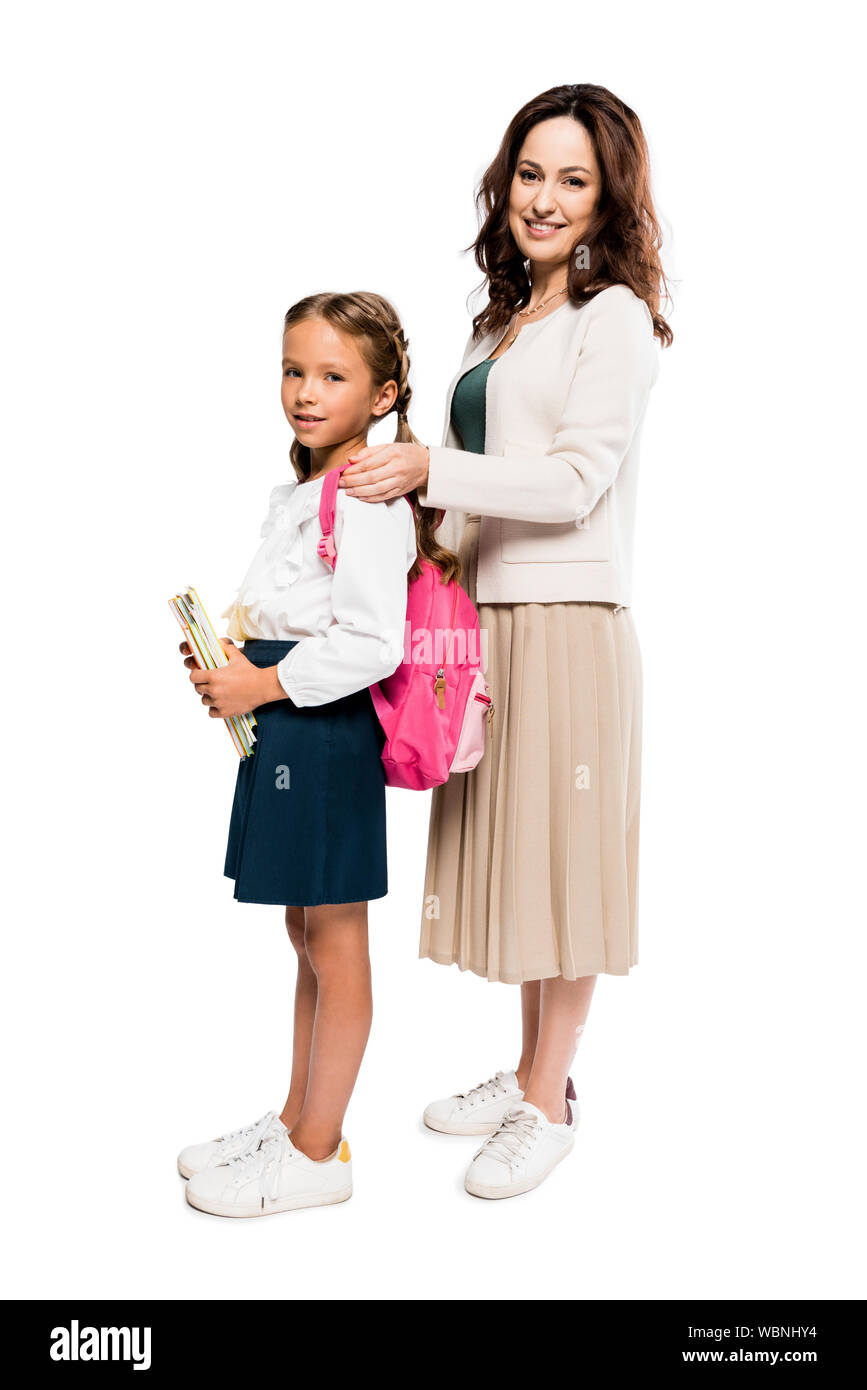 Happy mother touching de sac à dos fille isolée sur fond blanc Banque D'Images