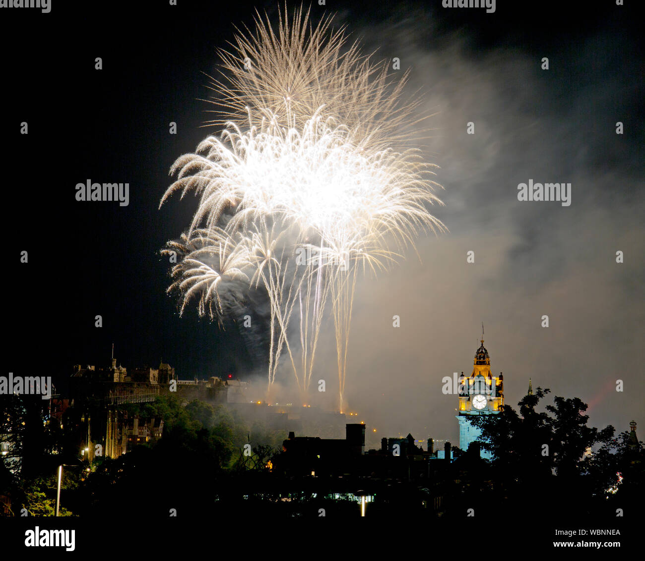 Edinburgh Festival Fireworks, de Calton Hill, en Écosse. Banque D'Images