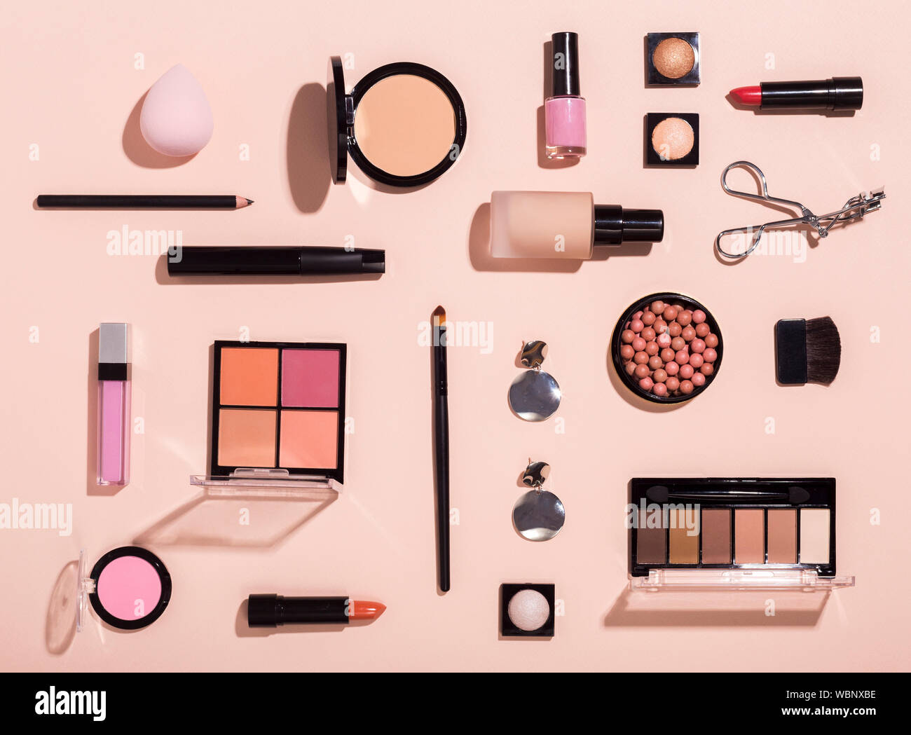 Vue de dessus de différents produits de maquillage pour femme soins visage Banque D'Images