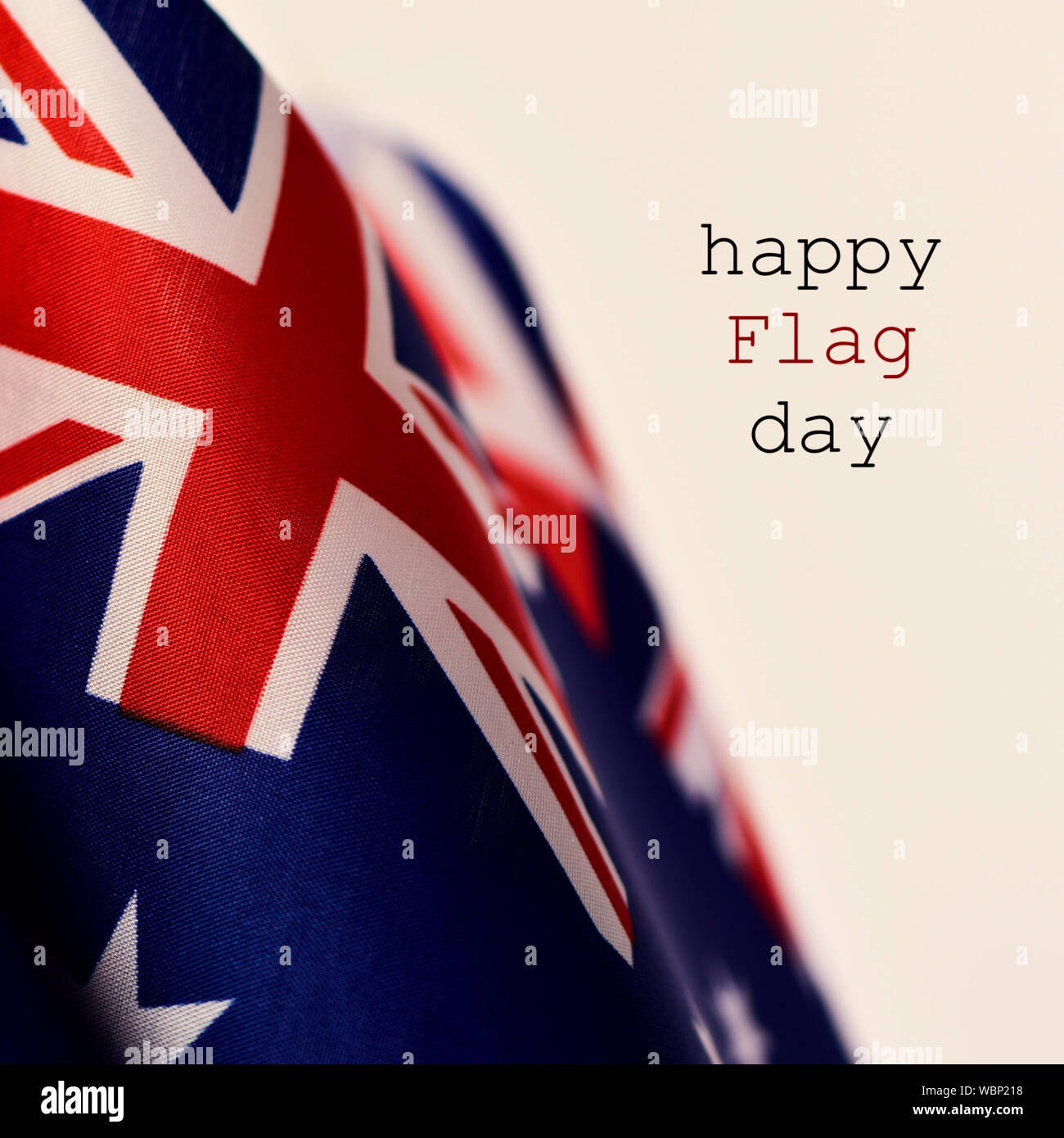 Libre de certains drapeaux australien et le texte heureux le jour du drapeau contre un fond beige Banque D'Images