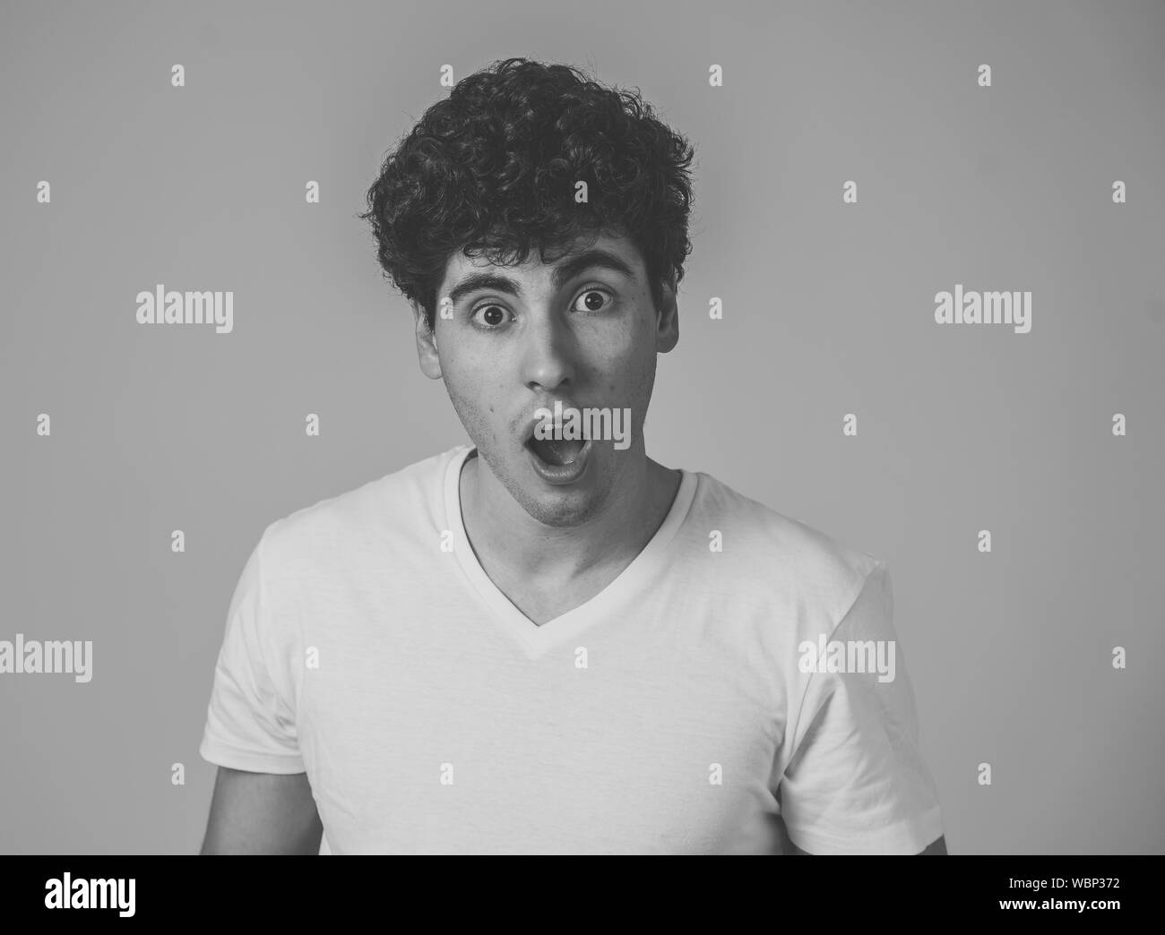 Portrait de beau jeune homme choqué. nouvelles inattendues d'audience Adolescent à la recherche de quelque chose de choquant avec Peur et inquiétude faisant face surpris Banque D'Images