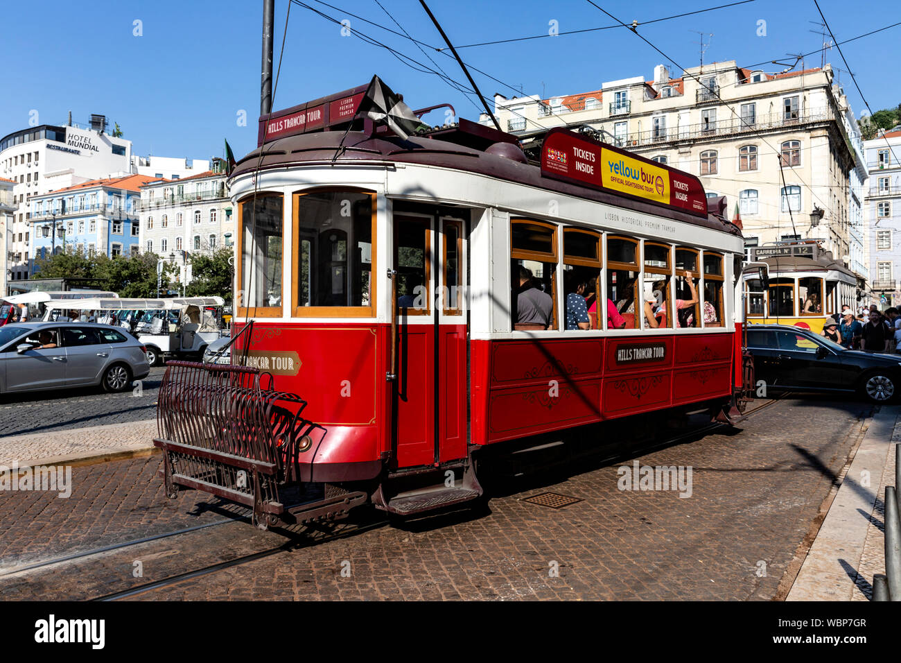 Les touristes en visite dans l'un des trams vintage Lisbons, Lisbonne, Portugal. Banque D'Images