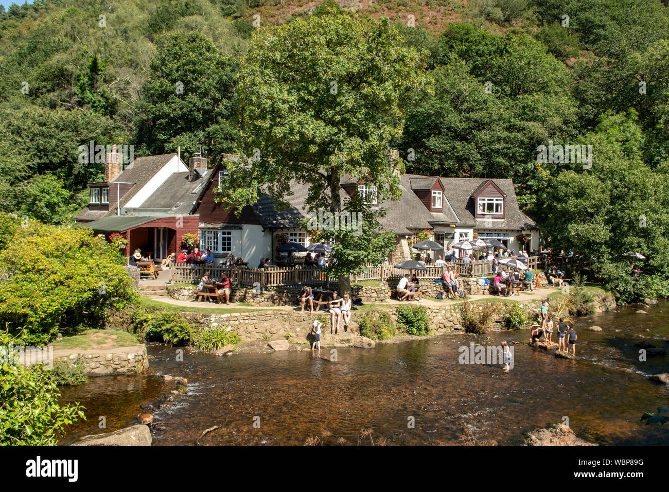 River Teign et Fingle Bridge Inn, Fingle Bridge, Devon, Angleterre Banque D'Images