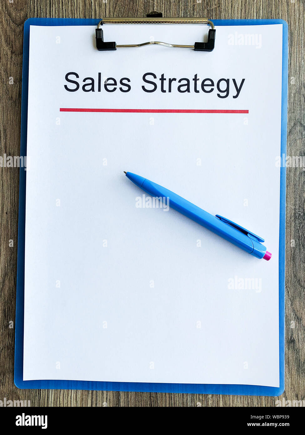 Stratégie de vente de papier avec texte sur table en bois Banque D'Images