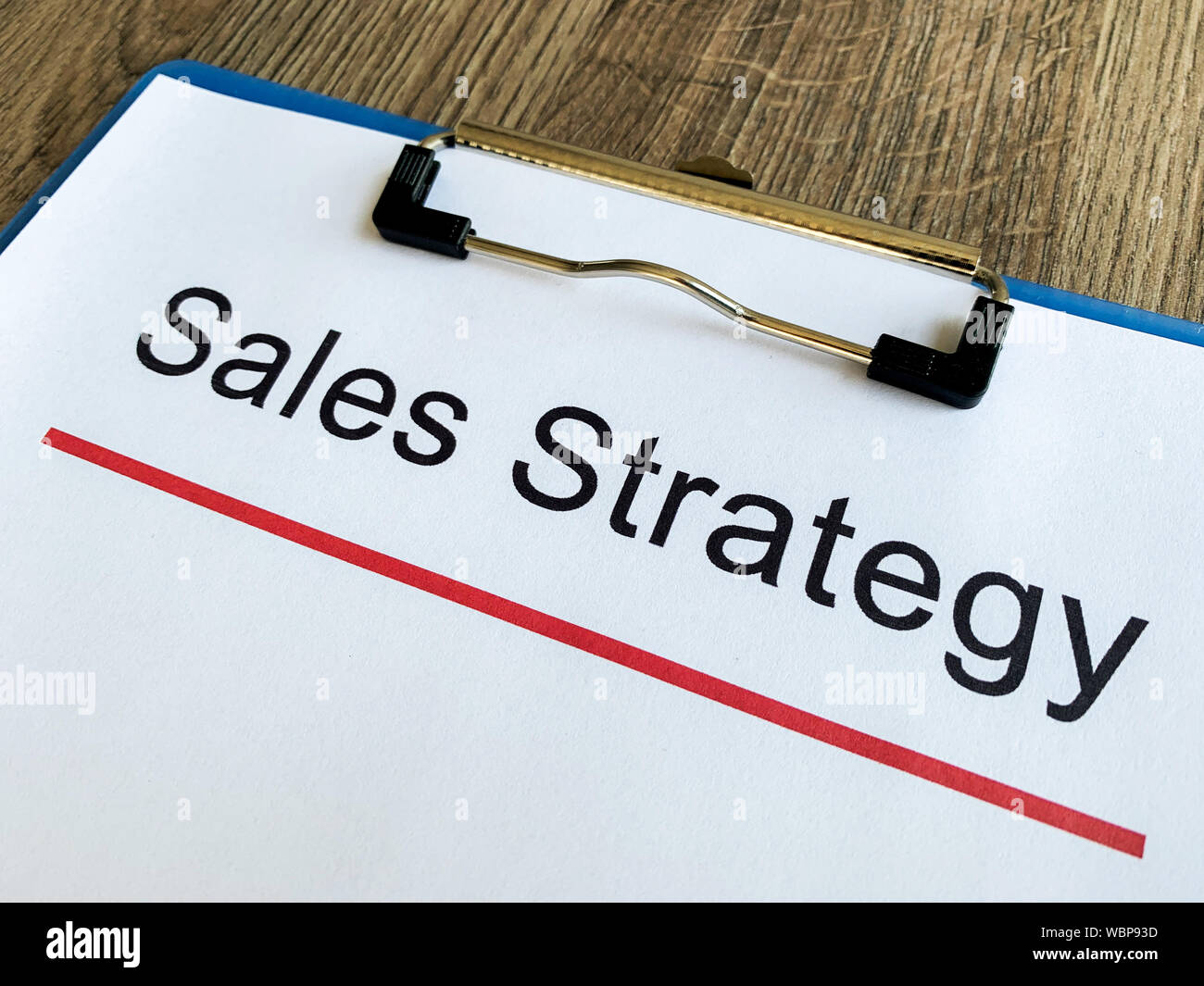 Stratégie de vente de papier avec texte sur table en bois Banque D'Images