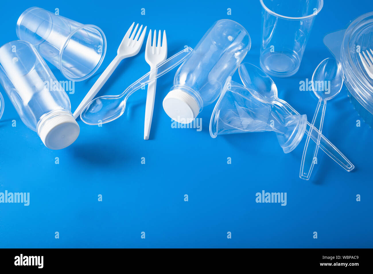 Les bouteilles en plastique à usage unique, tasses, fourchettes, cuillères. concept de recyclage du plastique, les déchets en plastique Banque D'Images