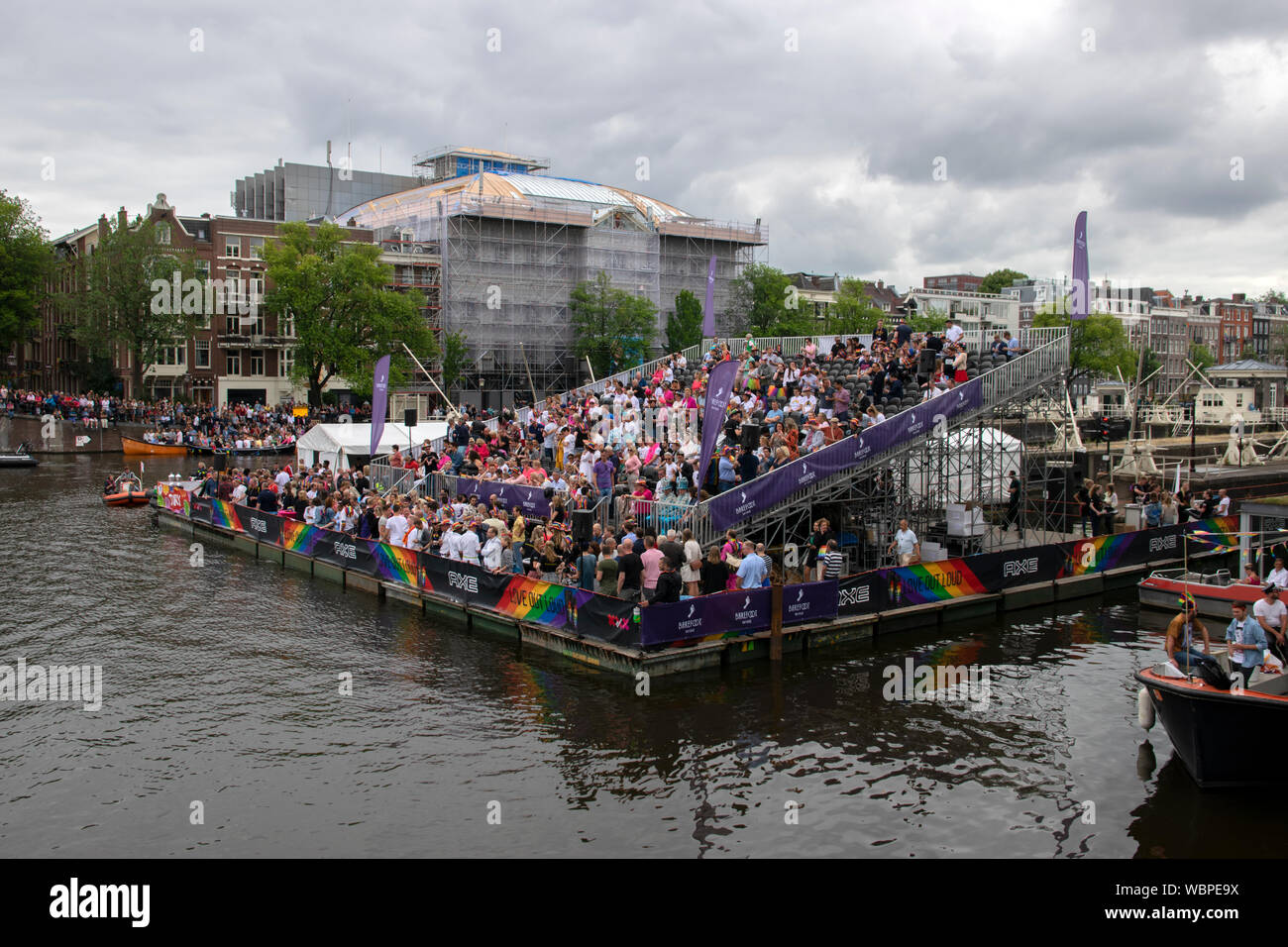 Les gens sur la tribune à l'Amstel River au cours de la Gay Pride Amsterdam The Netherlands 2019 Banque D'Images